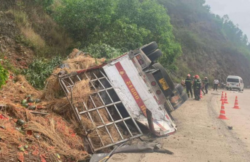 Phú Yên: Lật xe tải chở dưa hấu, ít nhất 4 người tử vong