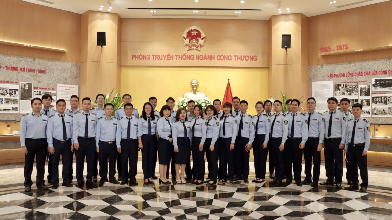 Các đoàn viên, thanh niên tham quan, trải nghiệm Phòng Trưng bày nhận diện hàng thật -hàng giả tại 62 Tràng Tiền, Hoàn Kiếm, Hà Nội