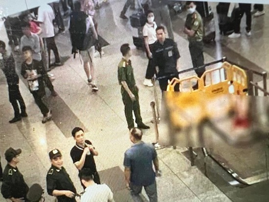 Nam hành khách nguy kịch do rơi từ tầng 3 sân bay Nội Bài
