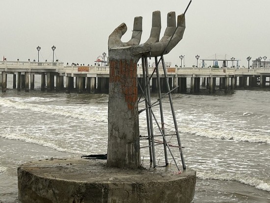 Bàn tay khổng lồ ở biển Hải Tiến Thanh Hóa gây tranh cãi trên mạng xã hội