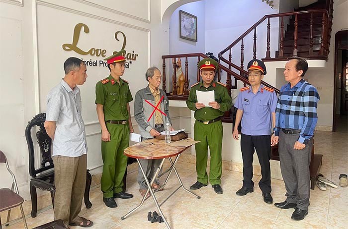 Nguyễn Thành Nam, nguyên Phó Giám đốc Sở Tài nguyên và môi trường tỉnh Hà Nam, đánh dấu X màu đỏ