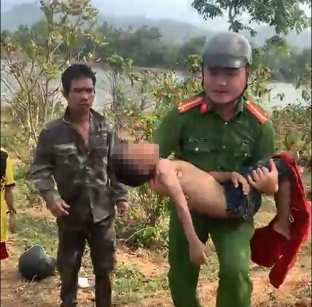 Đắk Lắk: Trung úy công an kịp thời cứu sống bé trai bị đuối nước