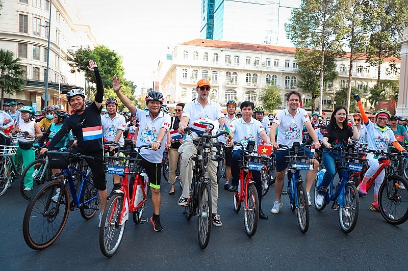 Hàng trăm người đạp xe vì môi trường, kỷ niệm 50 năm quan hệ ngoại giao Việt Nam - Hà Lan
