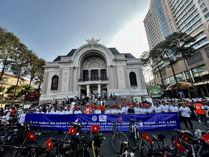 Hàng trăm người đạp xe vì môi trường, kỷ niệm 50 năm quan hệ ngoại giao Việt Nam - Hà Lan