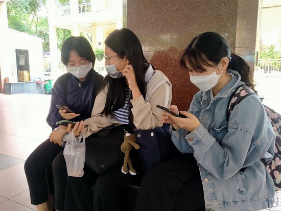 Sinh viên tại TP. Hồ Chí Minh đang mất 2-3 giờ mỗi ngày cho TikTok