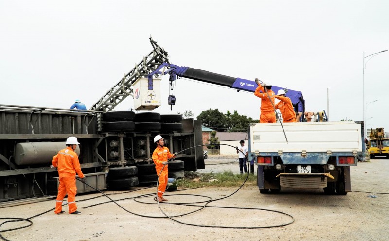 Tỉnh Quảng Trị: Khẩn trương khắc phục sự cố do xe đầu kéo đâm gãy cột điện