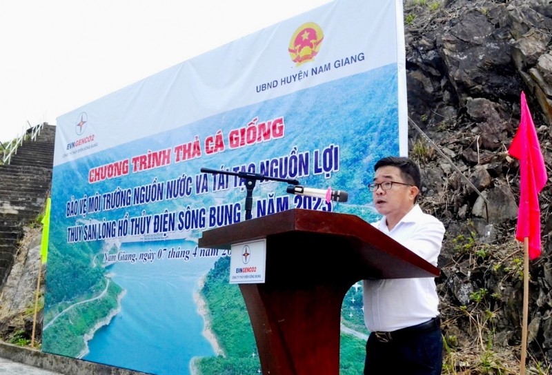 Ông Lê Đình Bản - Bí thư Đảng uỷ, Giám đốc Công ty Thuỷ điện Sông Bung phát biểu khai mạc Chương trình thả cá
