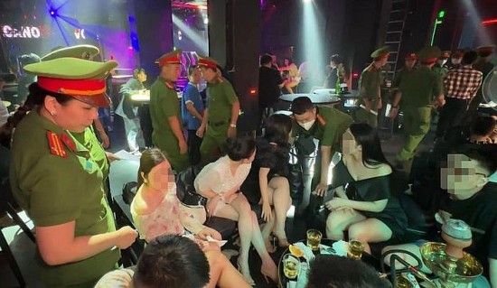 TP. Hồ Chí Minh: Gần 100 cảnh sát “đột kích” quán bar ở phố Tây Bùi Viện