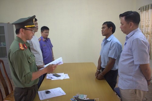 Công an tỉnh Đắk Lắk thi hành lệnh bắt đối tượng Y Krếch Byă (đối tượng bị còng tay đứng thứ 2 từ bên phải qua).