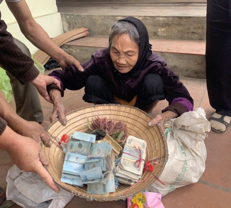 Dỡ nhà cũ, phát hiện bao tải chứa nhiều bọc tiền của cụ bà 90 tuổi bỏ quên