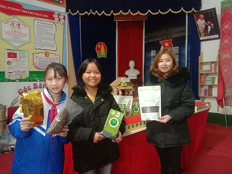 Cô giáo Bùi Ngọc Ánh và nhóm học sinh lớp 7A tham gia dự án giới thiệu sản phẩm trà râu mèo