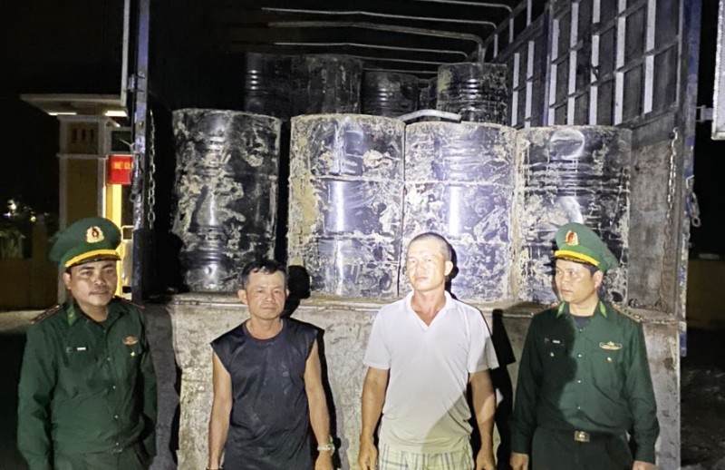 Thừa Thiên Huế: Tạm giữ xe và 15 tấn nhựa đường không rõ nguồn gốc