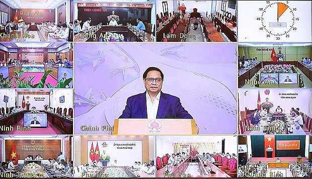 Thủ tướng Phạm Minh Chính chủ trì phiên họp trực tuyến tại điểm cầu Chính phủ. (Ảnh: Dương Giang/TTXVN)