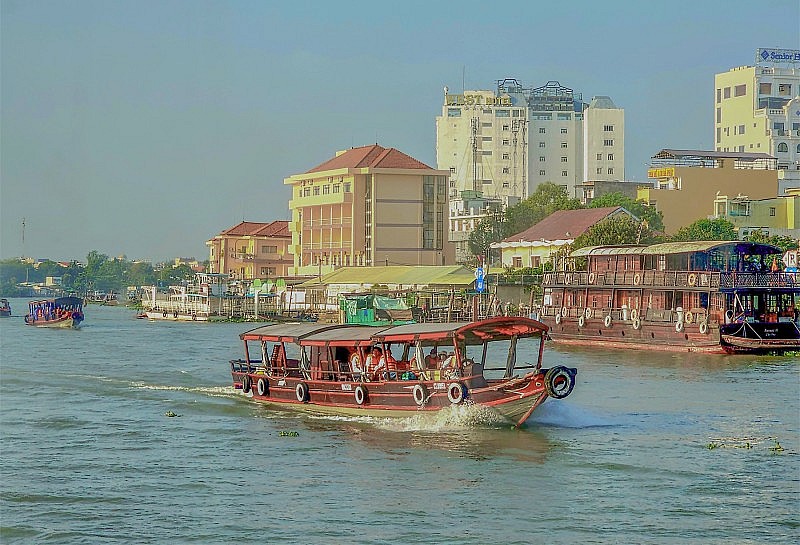 Khách du lịch trải nghiệm sông nước Cần Thơ.