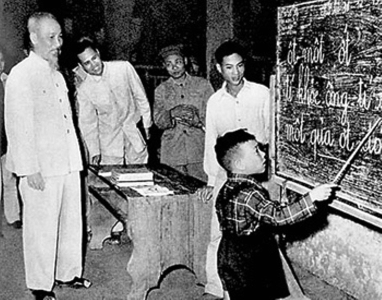 Ngày này năm xưa 13/4: Chủ tịch Hồ Chí Minh họp cùng Bộ Chính trị bàn về chủ trương cải tạo công thương nghiệp