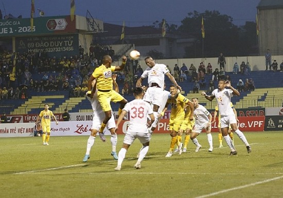 Đông Á Thanh Hóa đánh bại Hồng Lĩnh Hà Tĩnh với tỷ số 4-1, tạm chiếm ngôi đầu