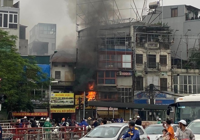 Hà Nội: Cháy lớn tại cửa hàng quần áo trên phố Lê Duẩn