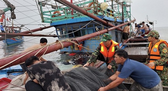Quảng Bình: Cứu nạn kịp thời tàu đánh cá bị chìm trên biển