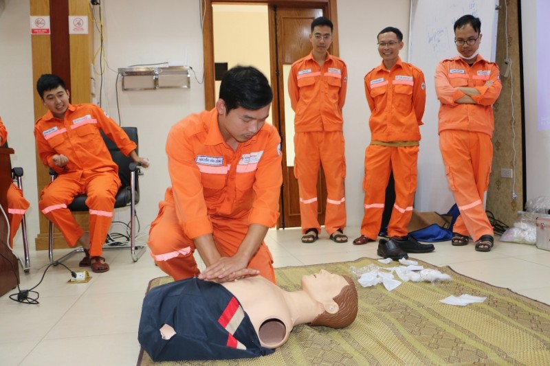 Lực lượng sơ cứu cấp cứu thực hành ép tim ngoài lồng ngực