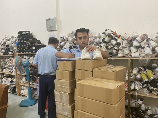 Đắk Lắk: Tạm giữ hàng trăm sản phẩm không rõ nguồn gốc được bán qua mạng