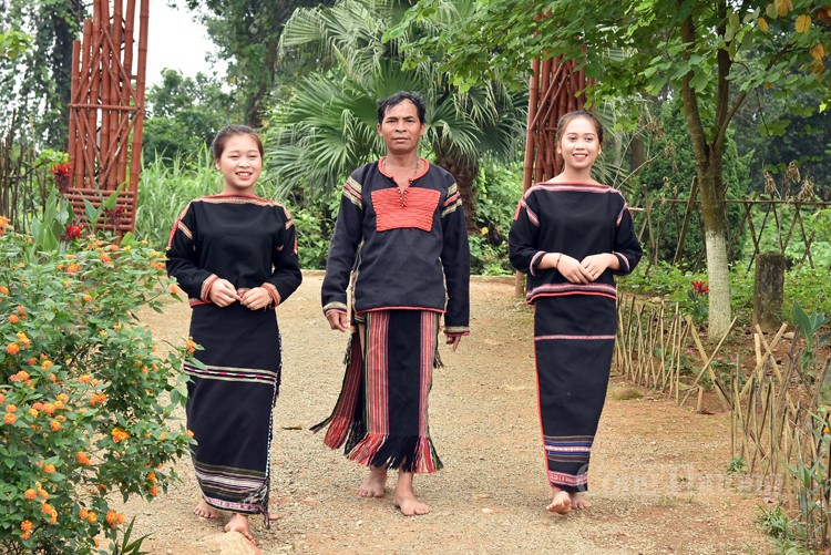 Vì sao Việt Nam đàn ông mặc khố - đàn bà mặc váy - YouTube