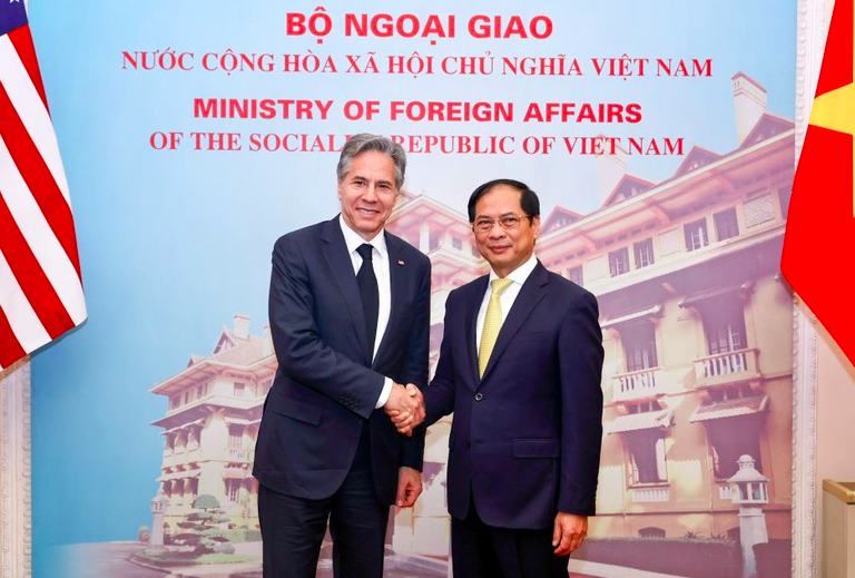 Sáng 15/4, tại Hà Nội, Bộ trưởng Ngoại giao Bùi Thanh Sơn đón hội đàm với Bộ trưởng Ngoại giao Hoa Kỳ Antony Blinken nhân chuyến thăm Việt Nam từ ngày 14-16/4.