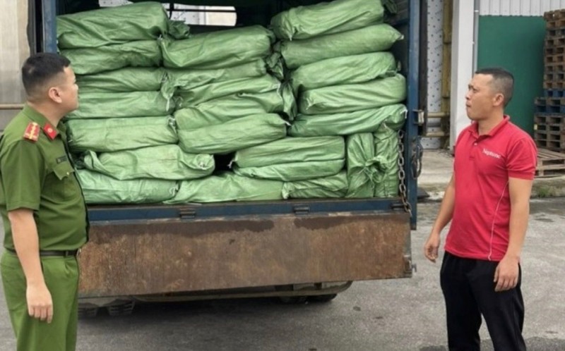 Cơ quan Công an kiểm tra phương tiện ô tô vận chuyển 5 tấn thực phẩm đông lạnh không rõ nguồn gốc xuất xứ (Ảnh Công an tỉnh Quảng Ninh)