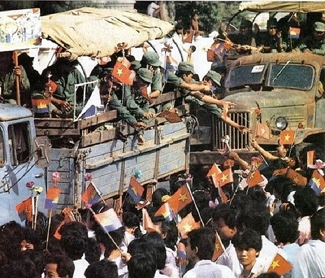 Người dân Campuchia đứng hai bên đường vẫy chào, chia tay quân tình nguyện Việt Nam về nước năm 1989. Ảnh: TTXVN 