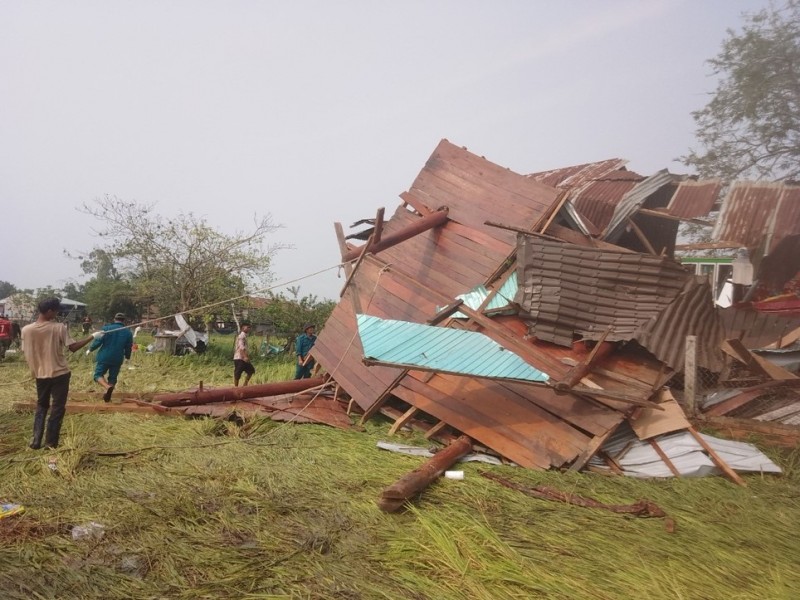 Trận mưa lớn kèm lốc xoáy đã khiến 6 người bị thương, 128 căn nhà ở bị tốc mái hoặc sập hoàn toàn.