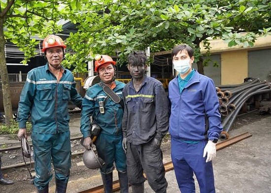 Tỉnh Quảng Ninh: Giải cứu thành công 2 công nhân mỏ mắc kẹt trong hầm lò