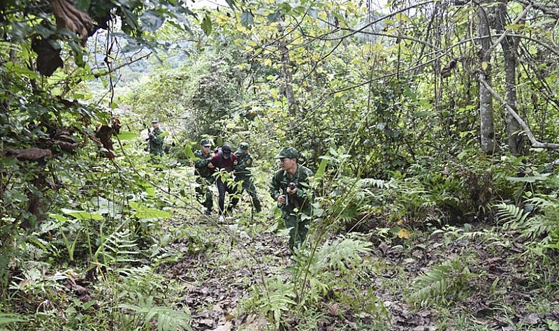 Các đơn vị biên phòng đóng quân trên tuyến biên giới Việt - Lào luôn chủ động nắm chắc tình hình, xây dựng phương án cụ thể, bố trí đủ lực lượng... để ngăn chặn XNC trái phép (Trong ảnh: Lực lượng BĐBP tập luyện chống người vượt biên).