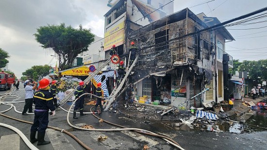 Kiên Giang: “Bà hỏa” ghé thăm, thiêu rụi 2 căn nhà và nhiều đường cáp viễn thông