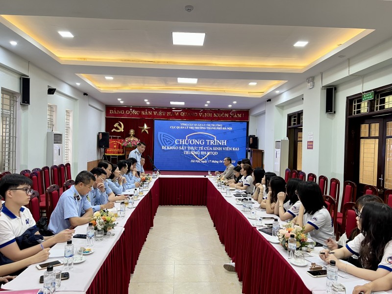 Thầy cô và các bạn sinh viên tiếp tục có buổi tham quan thực tế tại Cục QLTT Thành phố Hà Nội