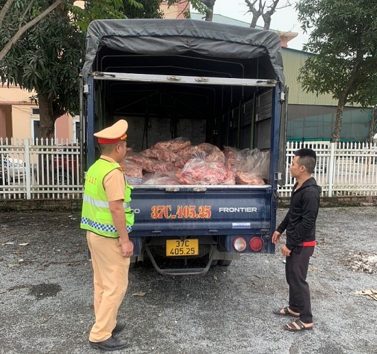 Quản lý thị trường Nghệ An tiêu hủy 600 kg cổ, cánh gà đông lạnh không rõ nguồn gốc xuất xứ