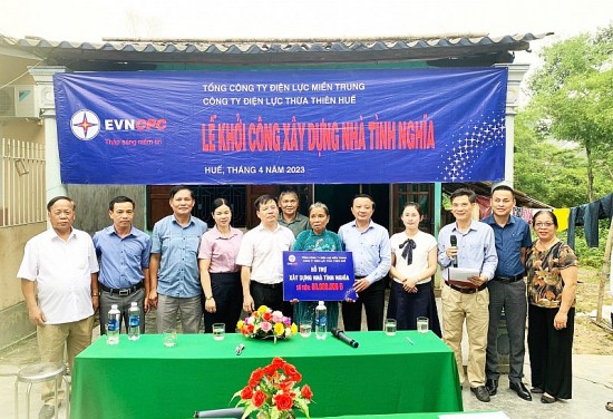 Ngành điện miền Trung: Hỗ trợ xây dựng 5 nhà tình nghĩa tại Thừa Thiên Huế