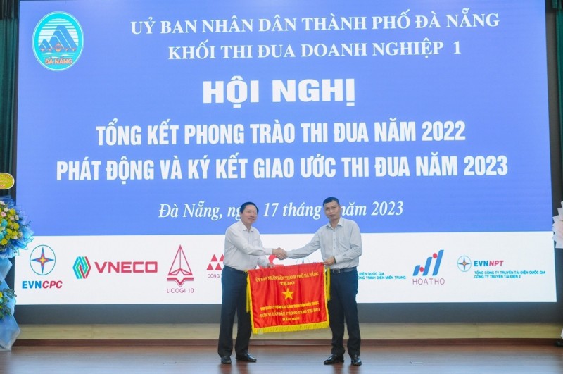 Ông Hồ Kỳ Minh – Phó Chủ tịch thường trực UBND Thành phố Đà Nẵng trao cờ thi đua xuất sắc dẫn đầu phong trào khối thi đua doanh nghiệp 1 cho Ban Quản lý dự án các công trình điện Miền Trung