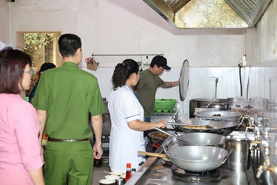 Hà Nội: Tạm đình chỉ quán ăn vi phạm vệ sinh an toàn thực phẩm