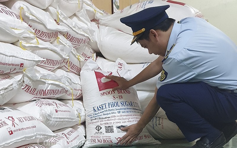 Quản lý thị trường Nghệ An thu giữ 4,5 tấn đường cát nhập lậu