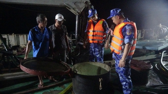 Vùng Cảnh sát biển 4 bắt giữ tàu vận chuyển trái phép 480.000 lít dầu