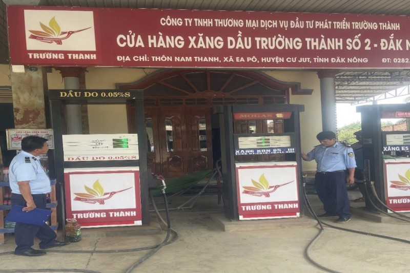Lực lượng quản lý thị trường tỉnh Đắk Nông kiểm tra Cửa hàng xăng dầu Trường Thành số 2 - Đắk Nông.
