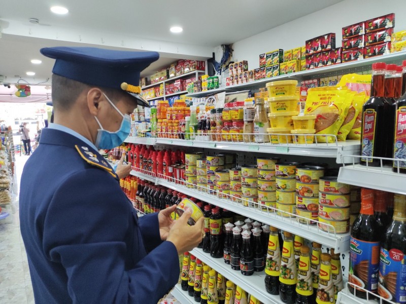 Cục Quản lý thị trường thực hiện kiểm tra các mặt hàng thực phẩm. Ảnh: daklak.dms.gov.vn