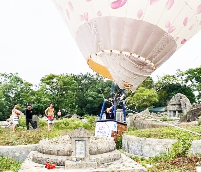 Thừa Thiên Huế: Hy hữu khinh khí cầu đáp xuống nghĩa trang