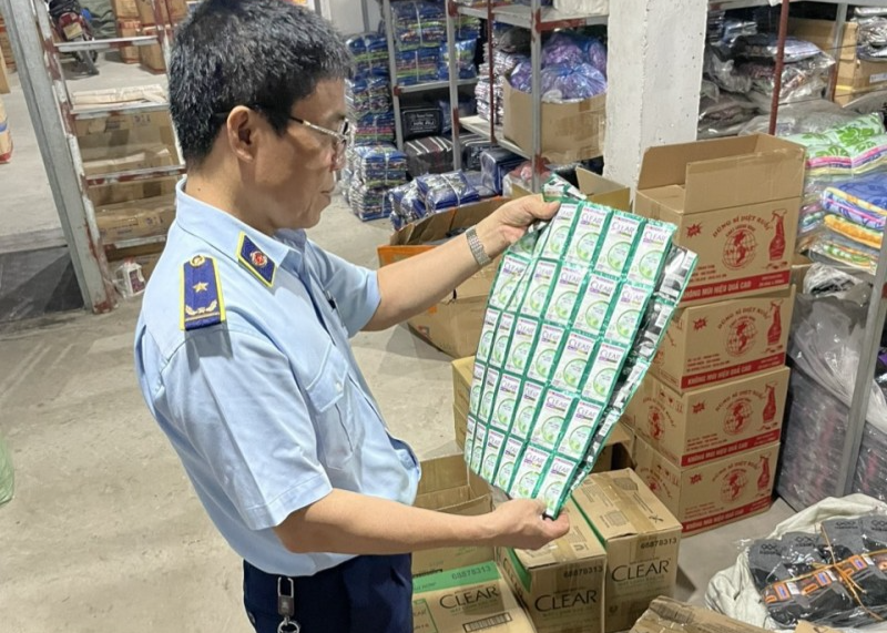 Sáng 20/4, Cục Quản lý thị trường Hải Dương (QLTT) cho biết vừa Thu giữ hơn 8.000 sản phẩm kem đánh răng, dầu gội giả mạo nhãn hiệu tại một cửa hàng ở huyện Bình Giang