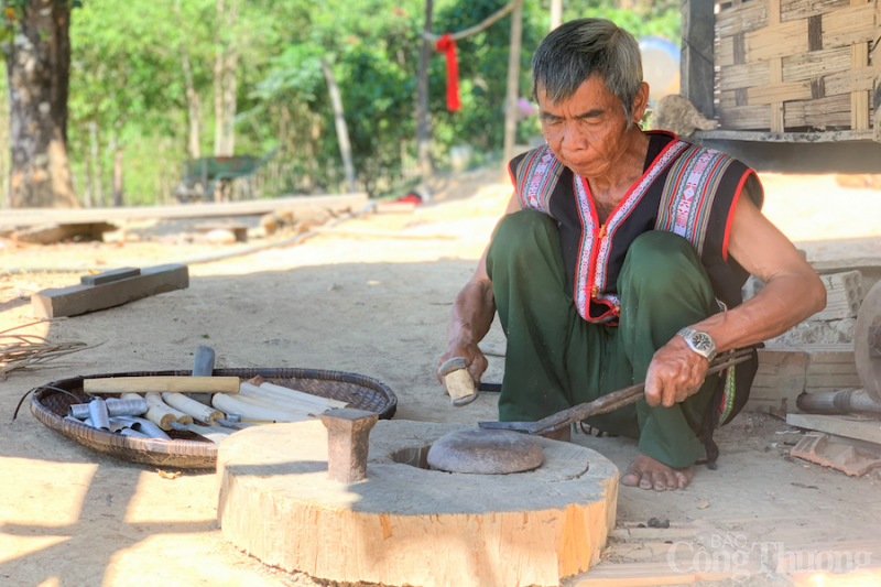 Già làng nặng lòng với truyền thống dân tộc Giẻ Triêng