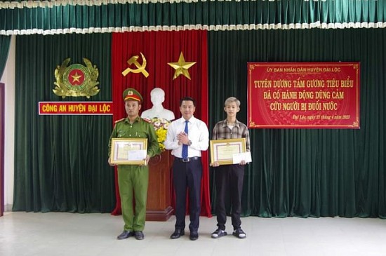 Quảng Nam: Khen thưởng Đại úy công an và thanh niên lao xuống sông cứu người