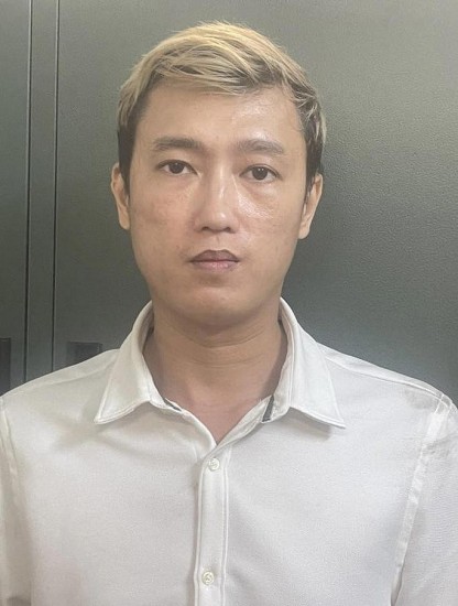 Tài xế ô tô "làm xiếc" trước Nhà hát lớn Hà Nội bị khởi tố