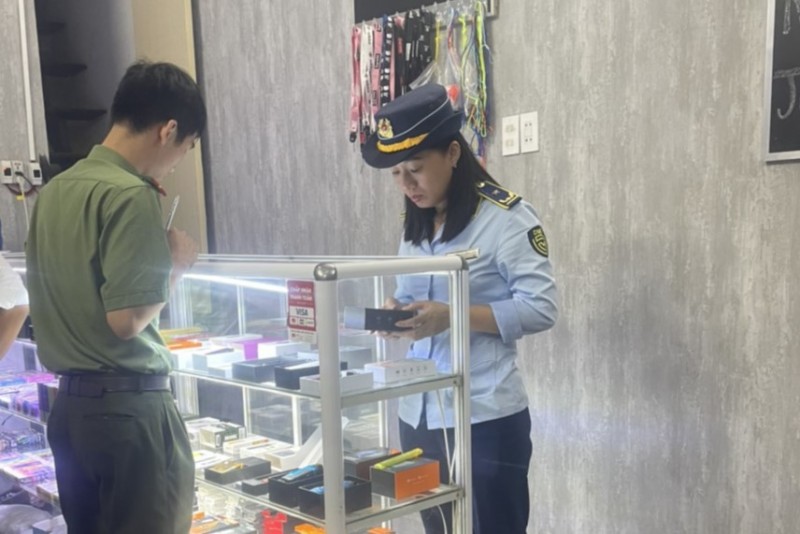 Lực lượng chức năng tỉnh Khánh Hòa tiến hành kiểm tra kiểm tra các cơ sở kinh doanh thuốc lá điện tử.