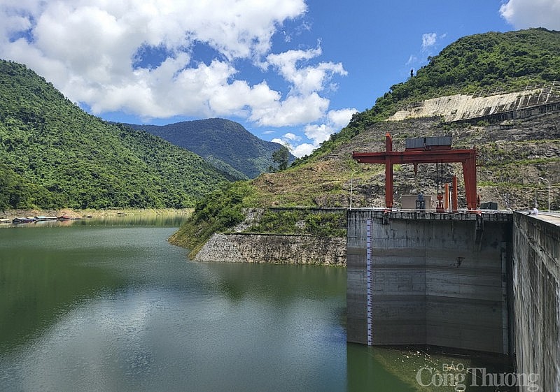 Các hồ chứa thuỷ điện ở Nghệ An tăng lưu lượng xả để chống hạn