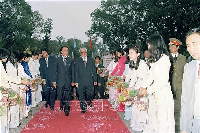 Thủ tướng Võ Văn Kiệt đón Tổng thống Argentina Carlos Sául Menem thăm hữu nghị chính thức Việt Nam vào ngày 17/2/1997 tại Hà Nội. Ảnh: Kim Hùng - TTXVN