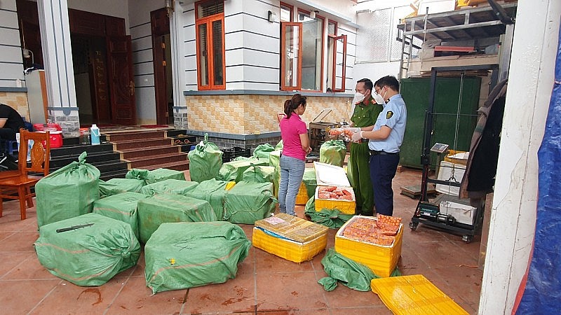 Hà Nội: Phát hiện gần 1 tấn trứng non bốc mùi, không rõ nguồn gốc